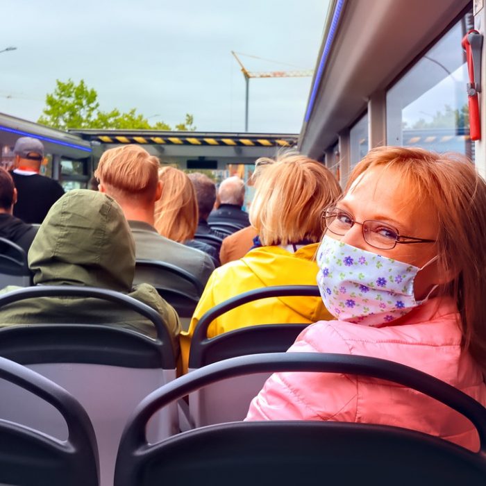 Czy w środkach komunikacji publicznej łatwiej zarazisz się COVID-19? Niemcy to zbadali